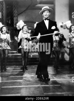 CLARK GABLE and His Dancing Girls Performing Puttin' on the Ritz number in IDIOT'S DELIGHT 1939 Regie CLARENCE BROWN Stück / Drehbuch Robert E. Sherwood Metro Goldwyn Mayer Stockfoto