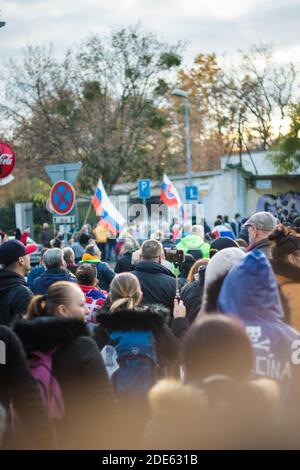 Menschenmassen protestieren gegen die slowakische Anti-Regierungs-Demonstration Einschränkungen durch corona-Viren Stockfoto