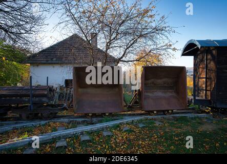 Alte schmalspurige Eisenbahnwaggons in der Nähe des Klosters Katarínka in Dechtice, Slowakei. Stockfoto