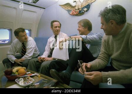 'Zbigniew Brzezinski, Michael Blumenthal, Jimmy Carter und Cyrus Vance an Bord der Air Force One während einer Reise nach London zum G7-Wirtschaftsgipfel Ca. 05/05/1977' Stockfoto