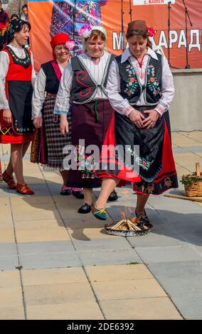 Glushnik Dorf, Sliven Region, Bulgarien - 9. März 2019: Springen über Feuer, traditionelle alte bulgarische Ritual Stockfoto