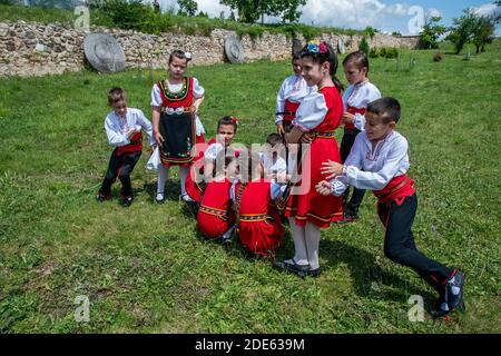 Sliven, Bulgarien - 1. Juni 2019: 23. Internationales Folklore-Tanzfestival für Kinder Freundschaft ohne Grenzen - mit traditionellen Spielen Stockfoto