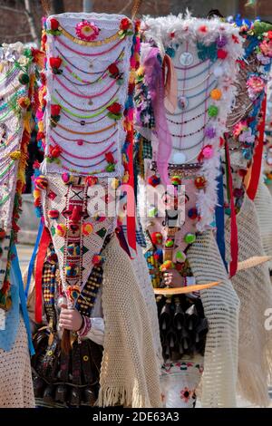 Glushnik Dorf, Sliven Region, Bulgarien - 9. März 2019: Bulgarische Kuker Tänzer - alte thrakische Tradition zu verscheuchen böse Geister, willkommen s Stockfoto