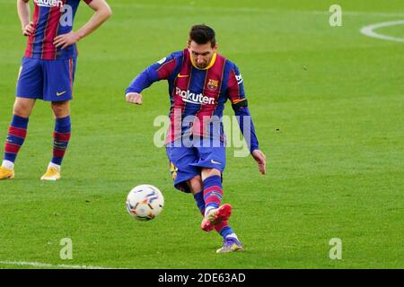 Camp Nou, Barcelona, Katalonien, Spanien. November 2020. La Liga Fußball, Barcelona gegen Osasuna; Leo Messi schießt auf das Tor spät im Spiel Credit: Action Plus Sports/Alamy Live News Stockfoto