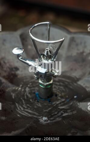 Nahaufnahme des Trinkwasserbrunnens. Stockfoto