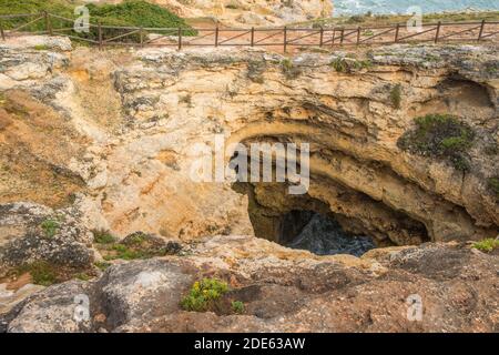 Benagil Meereshöhle, Blick auf das obere Loch von außen, Algarve, Portugal, beliebtes Reiseziel Tourismus Stockfoto