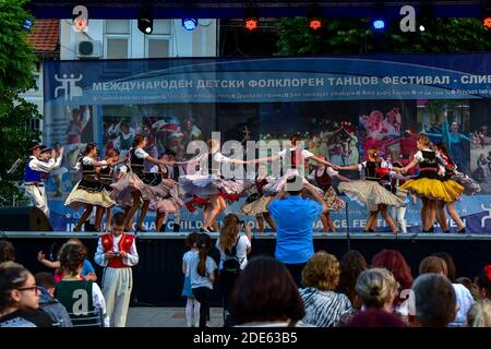 Sliven, Bulgarien - 1. Juni 2019: 23. Internationales Folklore-Tanzfestival für Kinder Freundschaft ohne Grenzen Stockfoto