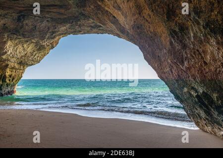 Benagil Meereshöhle, Blick auf die Meereslöcher von innen, Algarve, Portugal, beliebtes Reiseziel Tourismus Stockfoto