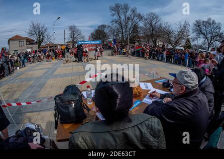 Glushnik Dorf, Sliven Region, Bulgarien - 9. März 2019: Bulgarische Kuker-Tänzer treten vor einer Jury auf Stockfoto