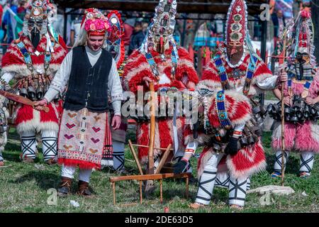 Glushnik Dorf, Sliven Region, Bulgarien - 9. März 2019: Bulgarische Kuker Tänzer - alte thrakische Tradition zu verscheuchen böse Geister, willkommen s Stockfoto