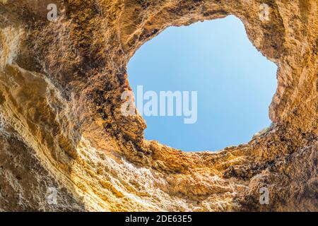 Benagil Meereshöhle, Blick auf Top-Loch von innen, Algarve, Portugal, beliebtes Reiseziel Tourismus Stockfoto