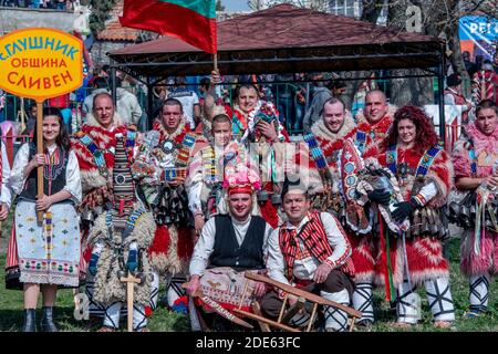 Glushnik Dorf, Sliven Region, Bulgarien - 9. März 2019: Bulgarischer Karneval mit Kuker Tänzer - alte thrakische Tradition zu verscheuchen böse Spir Stockfoto