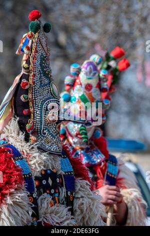 Glushnik Dorf, Sliven Region, Bulgarien - 9. März 2019: Bulgarische Kuker Tänzer - alte thrakische Tradition zu verscheuchen böse Geister, willkommen s Stockfoto