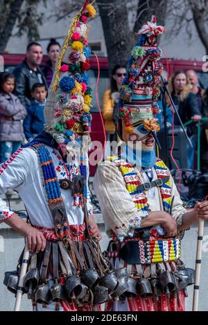 Glushnik Dorf, Sliven Region, Bulgarien - 9. März 2019: Bulgarischer Karneval mit Kuker Tänzer - alte thrakische Tradition zu verscheuchen böse Spir Stockfoto