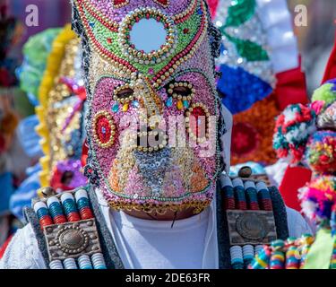 Glushnik Dorf, Sliven Region, Bulgarien - 9. März 2019: Bulgarische Kuker Tänzer - alte thrakische Tradition zu verscheuchen böse Geister, willkommen s Stockfoto