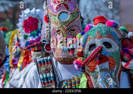 Glushnik Dorf, Sliven Region, Bulgarien - 9. März 2019: Bulgarischer Karneval mit Kuker Tänzer - alte thrakische Tradition zu verscheuchen böse Spir Stockfoto