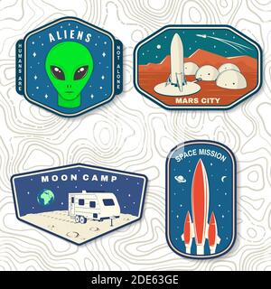 Set von Space Mission Logo, Abzeichen, Patch. Vektor Illustration Konzept für Hemd, Druck, Stempel. Vintage Typografie Design mit Raumrakete, Alien, mars City, Wohnmobil auf dem Mond und Erde Silhouette Stock Vektor