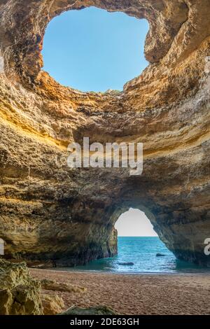 Benagil Meereshöhle, Ansicht von oben und Meereslöcher von innen, Algarve, Portugal, beliebtes Reiseziel Tourismus Stockfoto