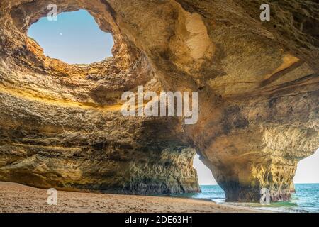 Benagil Meereshöhle, Ansicht von oben und Meereslöcher von innen, Algarve, Portugal, beliebtes Reiseziel Tourismus Stockfoto