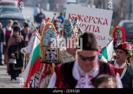 Glushnik Dorf, Sliven Region, Bulgarien - 9. März 2019: Bulgarischer Karneval mit Kuker Tänzer - alte thrakische Tradition zu verscheuchen böse Spir Stockfoto