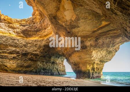 Benagil Meereshöhle, Ansicht von oben und Meereslöcher von innen, Algarve, Portugal, beliebtes Reiseziel Tourismus Stockfoto