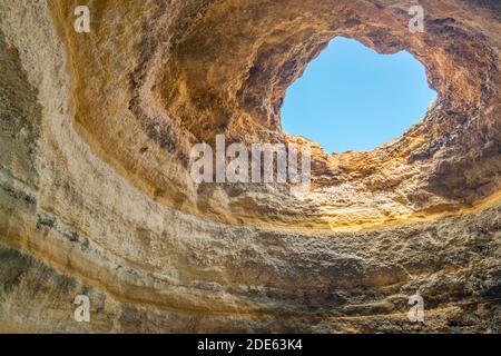 Benagil Meereshöhle, Blick auf Top-Loch von innen, Algarve, Portugal, beliebtes Reiseziel Tourismus Stockfoto