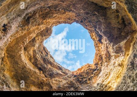 Benagil Meereshöhle, Blick auf Top-Loch von innen, Algarve, Portugal, beliebtes Reiseziel Tourismus Stockfoto