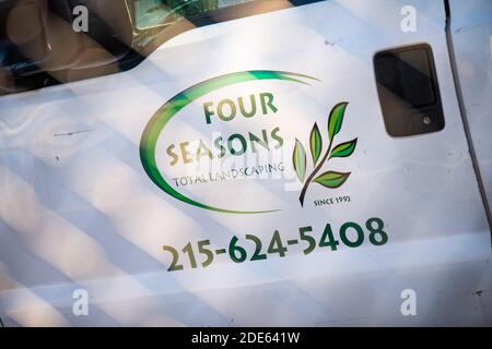 Philadelphia, Pennsylvania, USA. November 2020. Ein LKW von Four Seasons Total Landscaping ist hinter einem verketteten Zaun zu sehen. Kredit: Christopher Evens/ZUMA Wire/Alamy Live Nachrichten Stockfoto