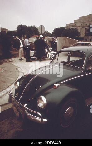 Polizeifrage Fahrer des Autos, das als gestohlen gemeldet wurde (Washington D.C.) ca. 1973 Stockfoto