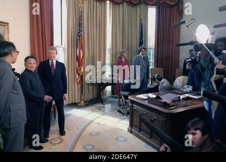 Deng Xiaoping und Jimmy Carter treffen die Presse im Oval Office. Ca. 01/29/1979 Stockfoto