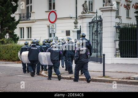 Menge bewaffneter Polizeibeamter mit Schilden, die sich davon entfernen Slowakische Anti-Regierungs-Demonstration gegen Corona-Virus-Beschränkungen Stockfoto