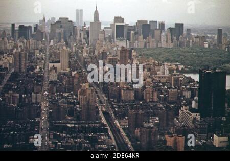 Skyline von Manhattan von Norden aus gesehen. Central Park See auf der rechten Seite ca. 1973 Stockfoto