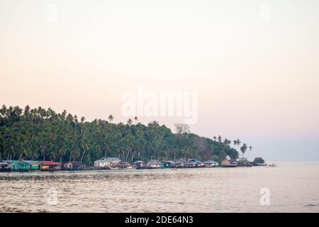 Blick auf ein Dorf auf Siasi Island, Sulu, Philippinen Stockfoto