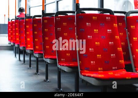 Leere rote Sitze in öffentlichen Verkehrsmitteln Busfahren in Bratislava Slowakei Stockfoto