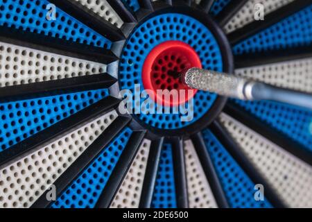 Dart traf das Zentrum der Sicherheit Darts Board auf Indoor Wettbewerb Stockfoto