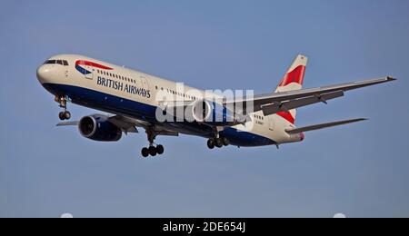 British Airways Boeing 767 G-BNWY über die endgültige Annäherung an London-Heathrow Flughafen LHR Stockfoto