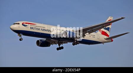 British Airways Boeing 767 G-BNWY über die endgültige Annäherung an London-Heathrow Flughafen LHR Stockfoto