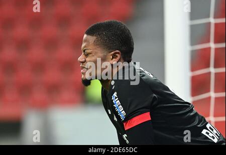 Leverkusen, Deutschland. November 2020. Fußball: Bundesliga, Bayer Leverkusen - Hertha BSC, 9. Spieltag in der BayArena. Leverkusens Leon Bailey reagiert während des Spiels. Quelle: Ina Fassbender/AFP Pool/dpa - WICHTIGER HINWEIS: Gemäß den Bestimmungen der DFL Deutsche Fußball Liga und des DFB Deutscher Fußball-Bund ist es untersagt, im Stadion und/oder aus dem Spiel aufgenommene Aufnahmen in Form von Sequenzbildern und/oder videoähnlichen Fotoserien zu nutzen oder auszunutzen./dpa/Alamy Live News Stockfoto