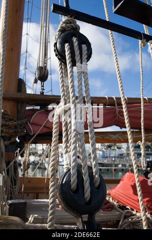Seile & Pully's von EINEM Rigging Mast auf EINEM hohen Schiff in Brixham Harbour Devon England Stockfoto