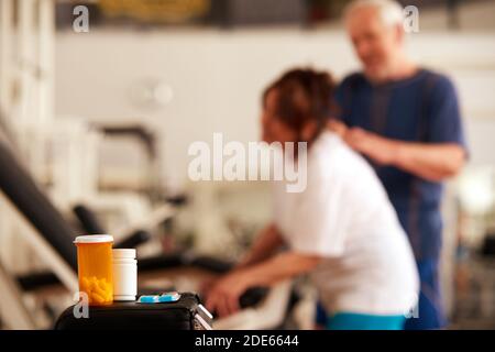 Plastikflaschen mit Pillen. Stockfoto