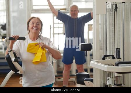 Glückliche ältere Frau nach hartem Training im Fitnessstudio. Stockfoto