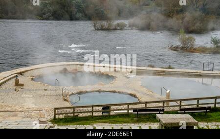 Heiße Quellen Muiño da Veiga, Schwimmbäder in Minho Flussbett in Ourense, Spanien Stockfoto