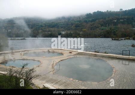 Heiße Quellen Muiño da Veiga, Schwimmbäder in Minho Flussbett in Ourense, Spanien Stockfoto