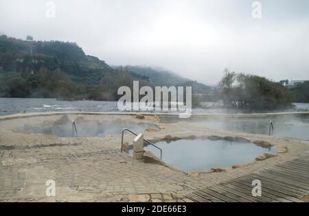 Heiße Quellen Muiño da Veiga, Schwimmbäder in Minho Flussbett in Ourense, Spanien Stockfoto