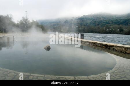 Heiße Quellen Muiño da Veiga, Schwimmbäder in Minho Flussbett in Ourense, Spanien Stockfoto