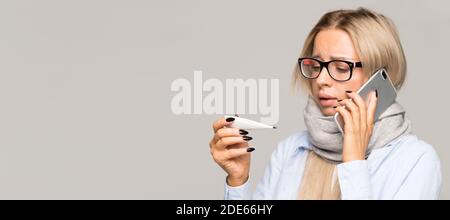 Kranke junge Frau mit Brille erkältet, Blick auf Thermometer, Gespräch auf Handy. Erkältung, Grippesaison Stockfoto