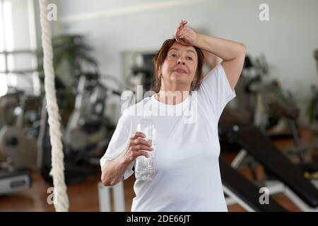 Müde ältere Frau nach dem Training im Fitnessstudio. Stockfoto