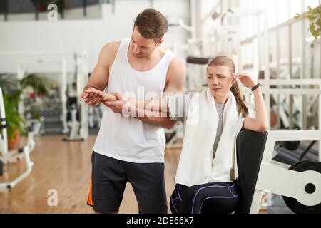 Frau, die unter Schmerzen im Arm leidet. Stockfoto