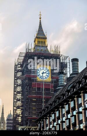28. November 2020 - London, Großbritannien, Big Ben während der Restaurierung mit Gerüsten bedeckt Stockfoto