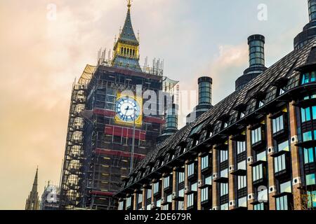 28. November 2020 - London, Großbritannien, Big Ben während der Restaurierung mit Gerüsten bedeckt Stockfoto